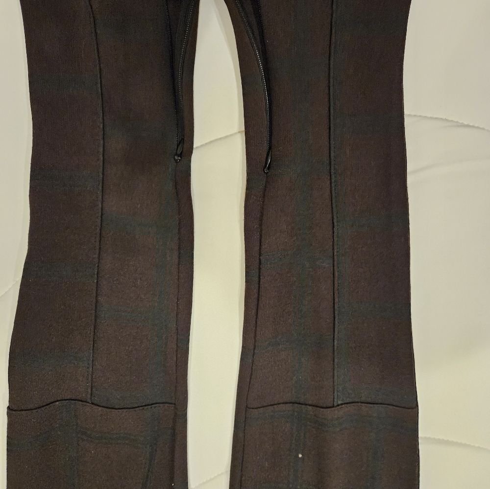 A pair of cotton leggins.